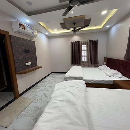 Shree Trilokeshwar Guest House Ujjain Exteriör bild