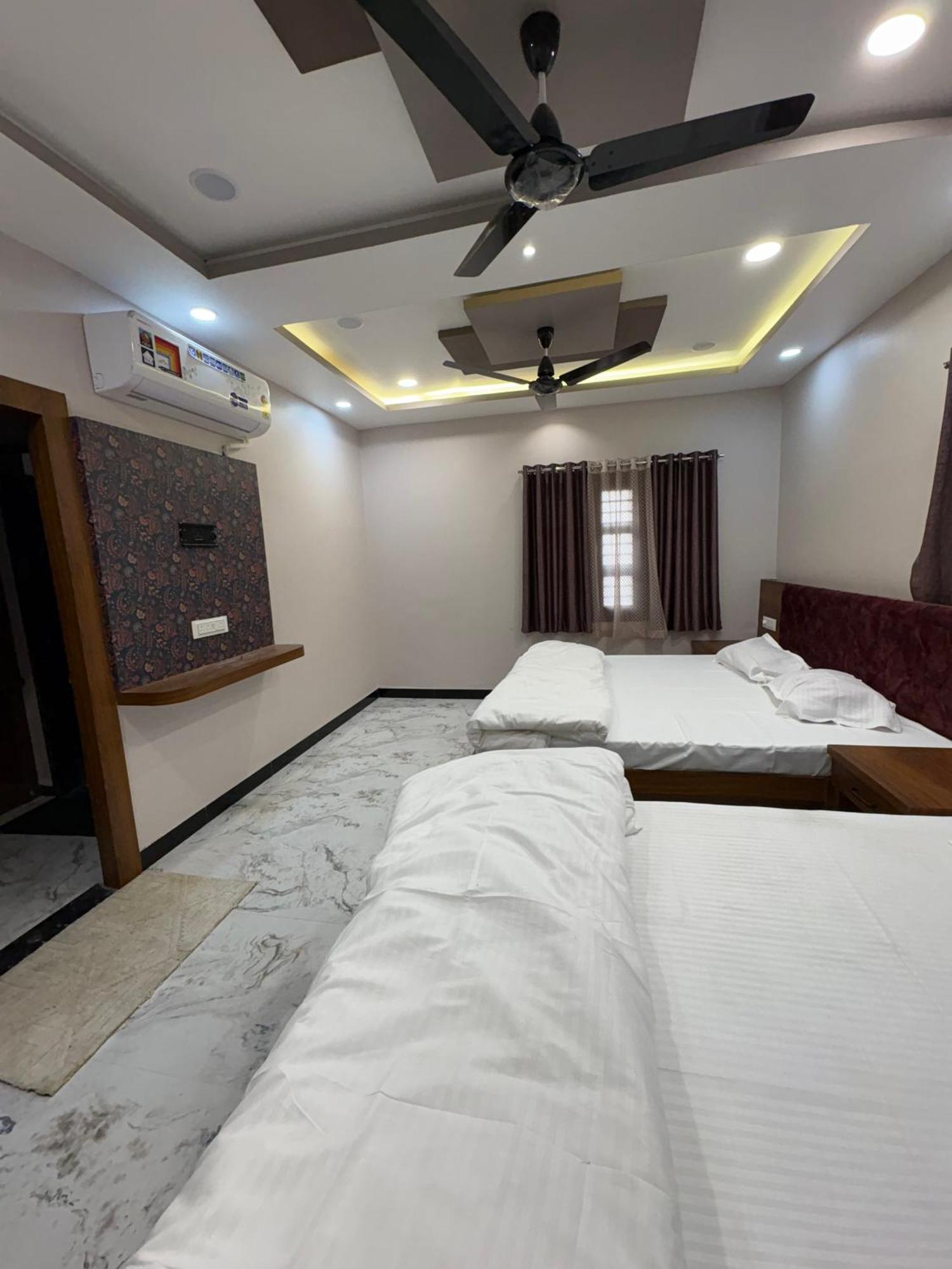 Shree Trilokeshwar Guest House Ujjain Exteriör bild